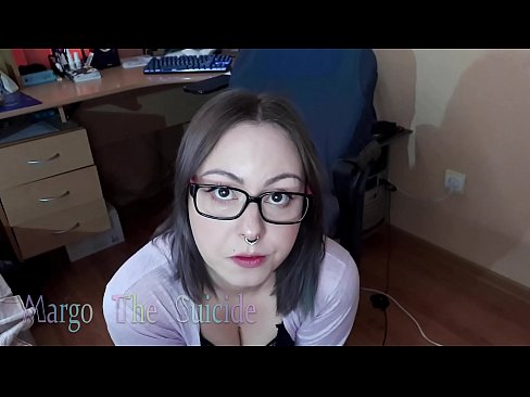 ❤️ Көз айнек тагынган сексуалдуу кыз Дилдону камерага терең соруп ❤️❌ Анальный видео боюнча бизде ❌